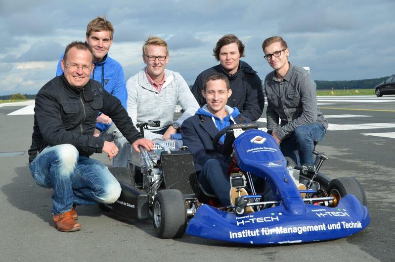 Weltrekord! Prof. Dr.-Ing. habil. Gerd Terörde (links) und sein Studenten-Team freuten sich auf dem Flugplatz in Niederstetten in Baden-Württemberg über die Bestleistung ihres E-Karts. 