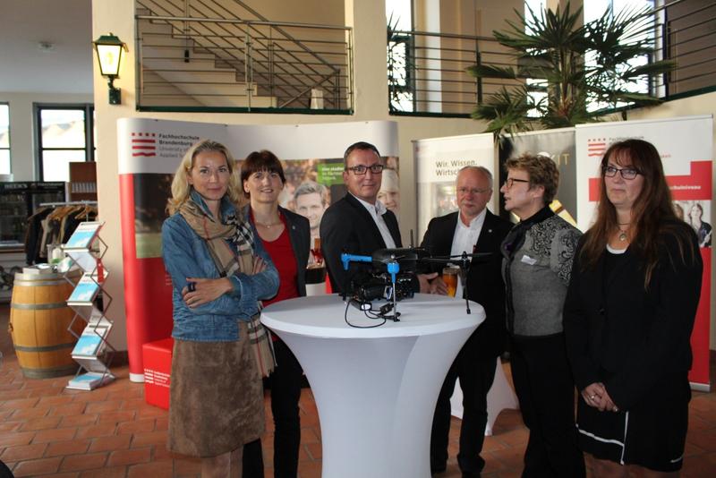 10 Jahre Präsenzstelle Prignitz, vlnr: Diana Rosenthal, Daniela Herrling, FHB, Mike Blechschmidt, WADWD e.V., Prof. Arno Fischer, FHB, Prof. Dr.-Ing. Burghilde Wieneke-Toutaoui, FHB