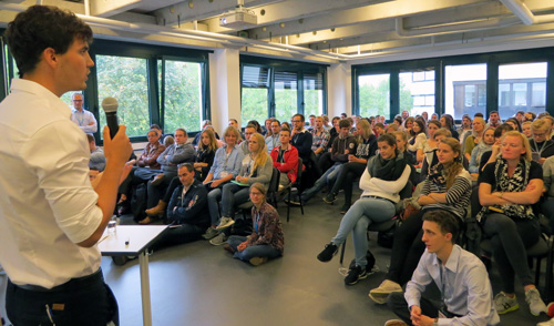 Studierende aller Standorte beim Symposium in München