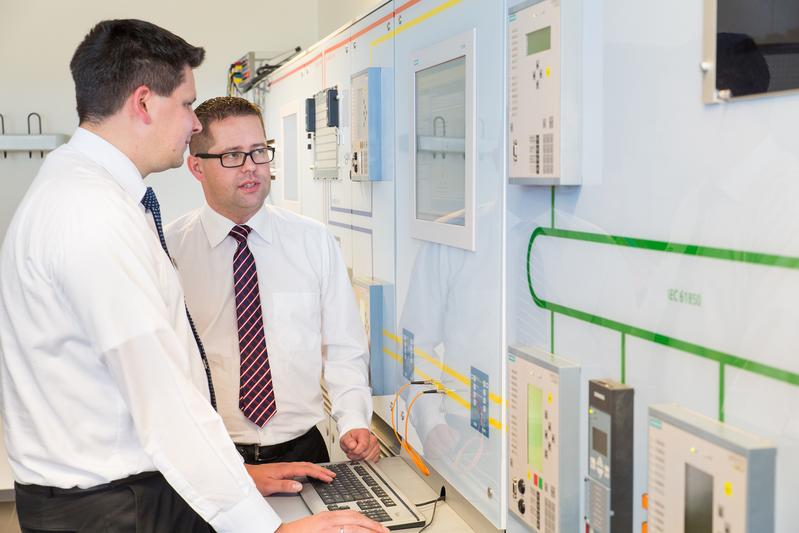 Prof. Dr.-Ing. Martin Wolter (vorn) vom Institut für Elektrische Energiesysteme der Universität Magdeburg, und Dr.-Ing. Przemyslaw Komarnicki (hinten) vom Fraun