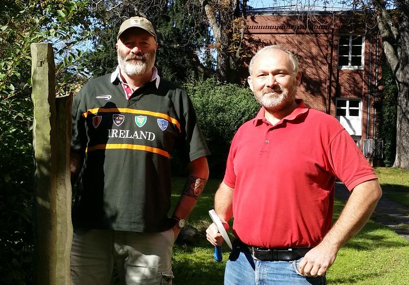 Prof. Dr. Tom McCann (links) und Dr. Mario Valdivia Manchego im Garten des Steinmann-Instituts für Geologie, Mineralogie und Paläontologie der Universität Bonn. 
