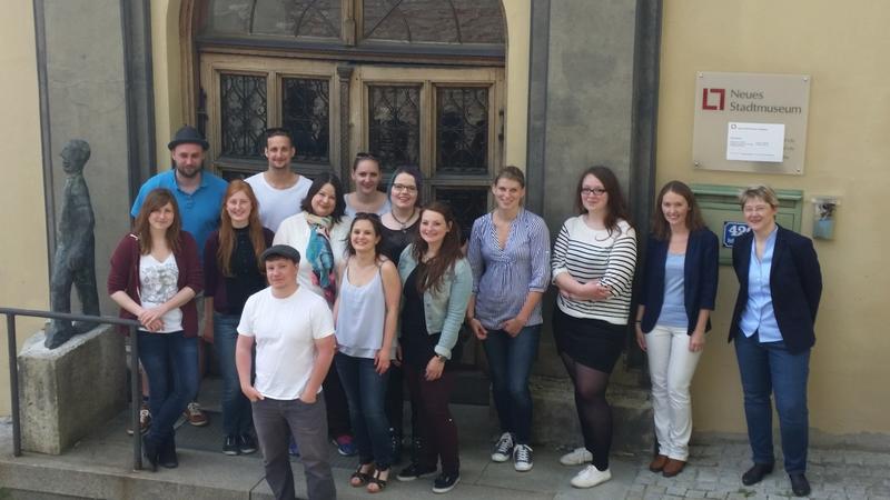 An der Konzeption und Gestaltung der Ausstellung wesentlich beteiligt waren Studentinnen und Studenten eines Projektseminars von PD Dr. Edith Raim (ganz rechts).