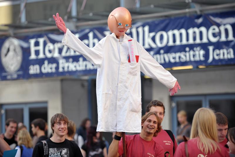 Bei den Studieneinführungstagen werden die Erstsemester aller Fachrichtungen an der Friedrich-Schiller-Universität Jena willkommen geheißen.