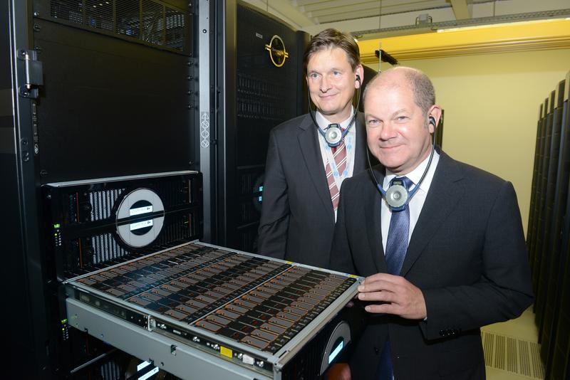 Olaf Scholz, Erster Bürgermeister der Freien und Hansestadt Hamburg, und Prof. Thomas Ludwig, Geschäftsführer des DKRZ vor dem neuen Supercomputer "Mistral"