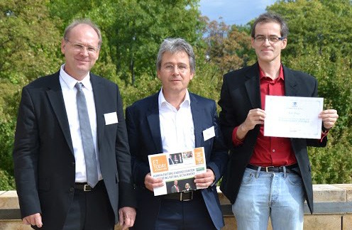 Dr. Christian Lingenfelder von Alamedics, Prof. Dr. Frank Koch, Leiter der Abteilung für Glaskörper- und Netzhautchirurgie der Uniklinik Frankfurt, und Prof. Dr. Martin Heßlin