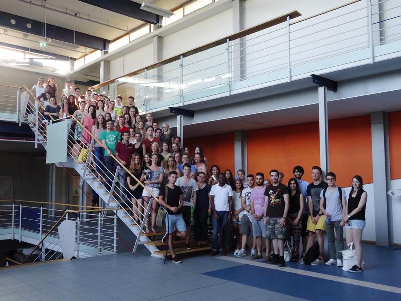 Im Sommersemester haben sich fast 100 Studierende in verschiedenen Workshops für die Arbeit in der Law Clinic Augsburg vorbereitet, um jetzt mit ihrer Beratungstätigkeit zu beginnen. 