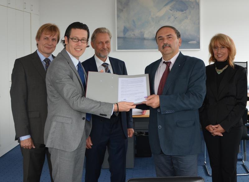 Die Zusammenarbeit ist besiegelt: Prof. Dr. Ulrich Schrader, Prof. Dr. Frank E.P. Dievernich, Prof. Achim Morkramer, Prof. Dr. Sc. Raycho T. Ilarionov, Prof.Dr. Zwetelina Gankova-Ivanova