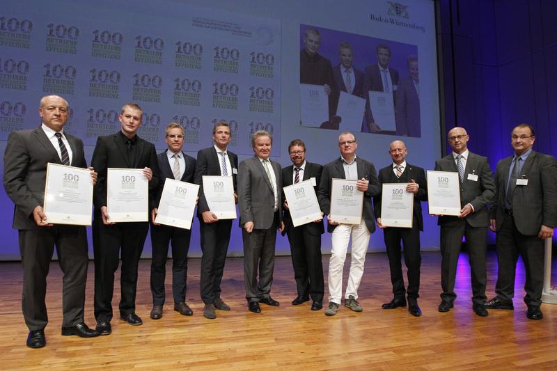 Die ersten ausgezeichneten Unternehmen des Projektes „100 Betriebe für Ressourceneffizienz“ mit Umweltminister Franz Untersteller (Mitte) und Professor Mario Schmidt (rechts)