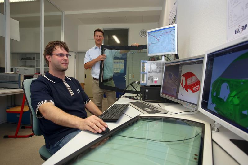 Prof. Dr. Christoph Degen mit Autoscheibe und seinem Mitarbeiter Michael Meuleners im Labor. 