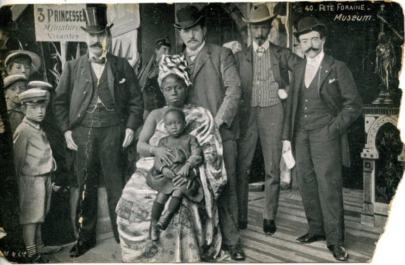Menschen als Schauobjekte, wie hier auf einem historischen Foto, thematisiert die Wanderausstellung „Die Schaustellung des Wilden“ . Diese ist ab 20. Oktober in der Universität Jena zu sehen. 