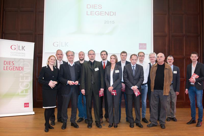Die Preisträgerinnen und Preisträger des Lehrpreises des Senats der JGU gemeinsam mit JGU-Präsident Univ.-Prof. Dr. Georg Krausch (2.v.l.) und GLK-Sprecher Univ.-Prof. Dr. Harald Paulsen (2.v.r.)