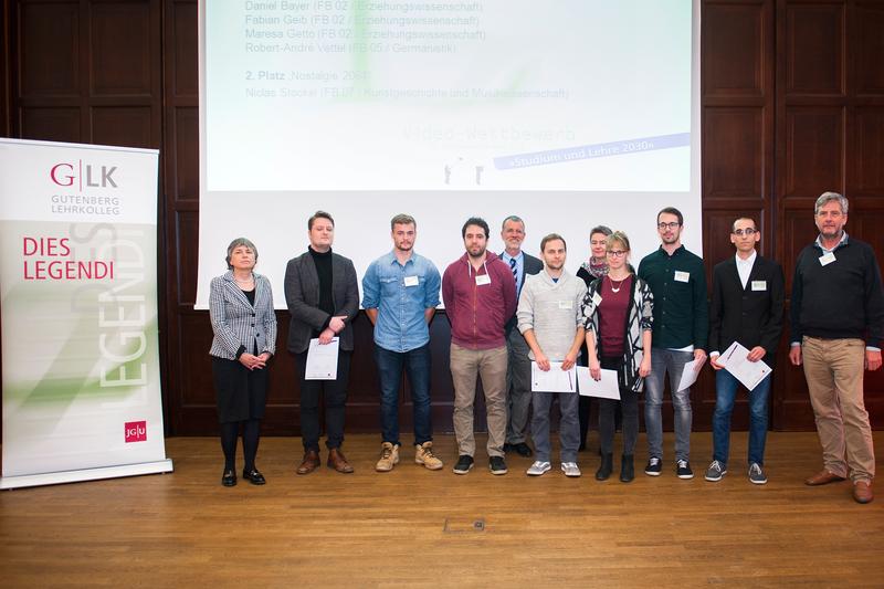 Die Gewinnerinnen und Gewinner des Videowettbewerbs "Studium und Lehre 2030" gemeinsam mit Vizepräsidentin Univ.-Prof. Dr. Mechthild Dreyer (l.) und Jury-Mitglied Univ.-Prof. Dr. Karl Nikolaus Renner
