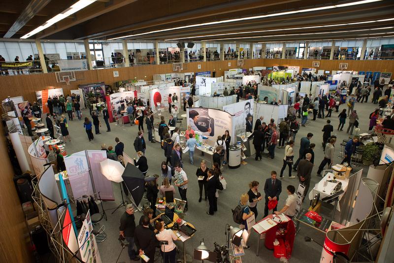 Für die inova verwandelt sich die Sporthalle der TU Ilmenau in eine Messehalle.