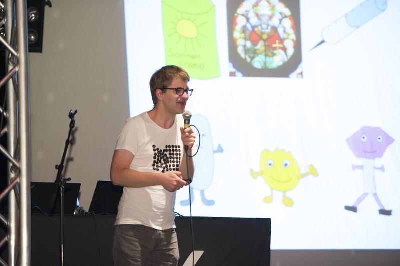 Matthias Mader bei seinem Vortrag auf dem Photonik Science Slam in Berlin am 12. Oktober 2015.