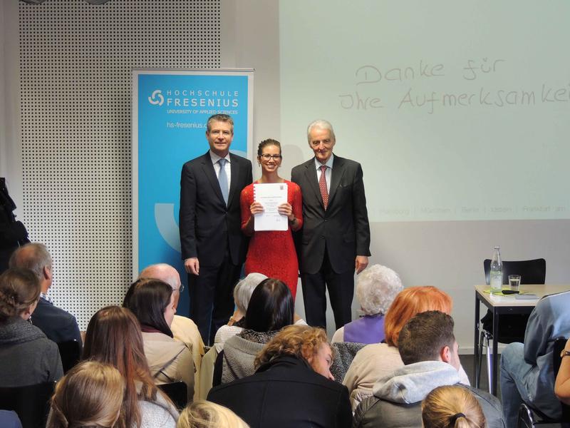 Hochschule Fresenius in München: Prof. Wiedmann und Herr von Portatius überreichen Prof. Dr. Sarubin die Berufungsurkunde