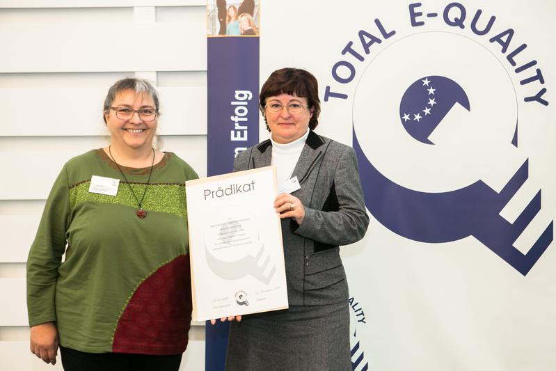 Die Gleichstellungsbeauftragte, Prof. Edda Rädlein (links), und die Kanzlerin der TU Ilmenau, Dr. Margot Bock, haben das TOTAL E-QUALITY-Prädikat überreicht bekommen.