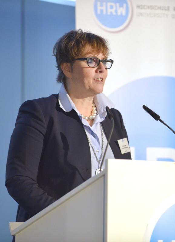HRW Präsidentin Prof. Dr. Gudrun Stockmanns gratuliert zum Abschluss. 