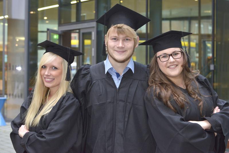 HRW Absolventen feiern ihren Abschluss am Bottroper Campus.