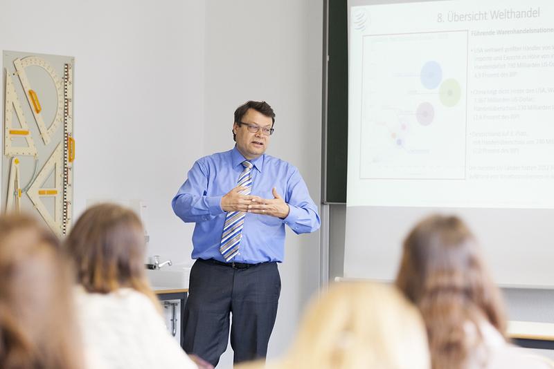 Prof. Hartmut Veigele, Studiendekan des binationalen Master-Studienganges, den die HBC gemeinsam mit der argentinischen Universität UNT anbietet