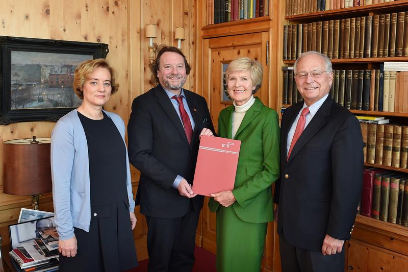 f.l.t.r.: Karin Arnold (Friede Springer Stiftung), Helmut K. Anheier (Hertie School), Friede Springer, Wolfgang Ischinger (Hertie School/Munich Security Conference).