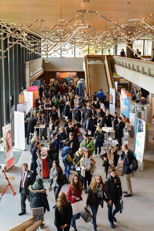 Mehr als 1.000 Schüler/innen, Eltern und Lehrer besuchten die erste bayernweite Messe zum dualen Studium - Dualissimo