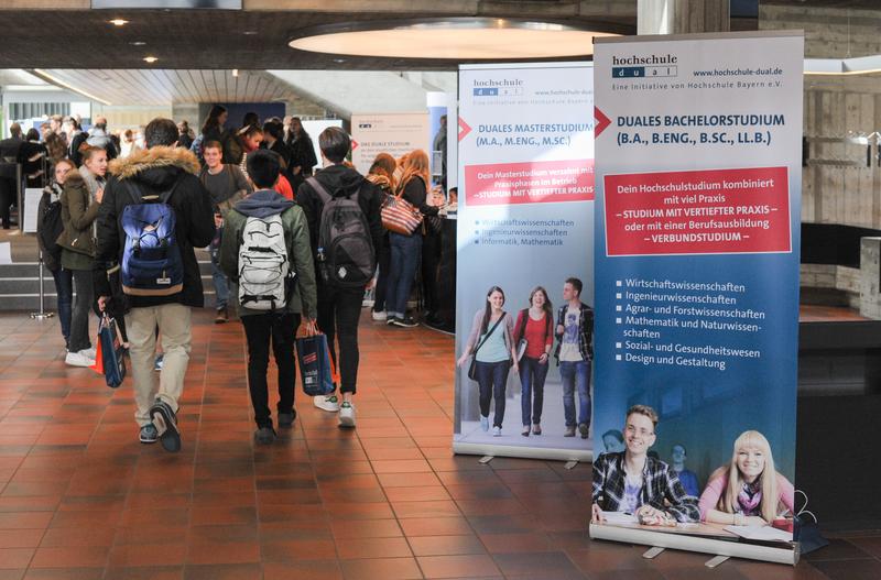 Insgesamt 40 Aussteller - bayerische Hochschulen, Kammern und Unternehmen - stellten im Augsburger Kongresszentrum ihre dualen Studienangebote vor