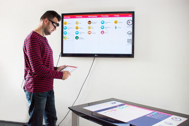 Saarbrücker Informatiker haben ein neues Verfahren entwickelt, mit dem man verschiedene Geräte wie Tablets, Fernsehbildschirme und PC-Displays parallel mit Eye-Tracking-Brille nutzen kann.