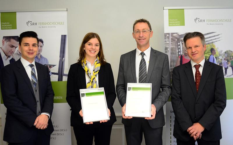 Prorektor Prof. Dr. Joachim Merk und Verwaltungsleiter Thomas Herz mit zwei neuen Förderer Anna Königsberger (Liebherr-Werk Biberach GmbH) und Dietmar Geier (e. wa. Riss) (mittig) 