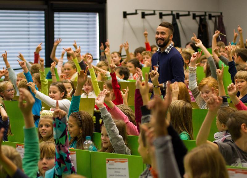 Mit großer Begeisterung lauschten rund 250 Junior-Studenten der KinderHochschul-Vorlesung „Dem Dieb auf der Spur – Wie Fingerabdrücke und der Computer helfen, den Täter zu finden“.