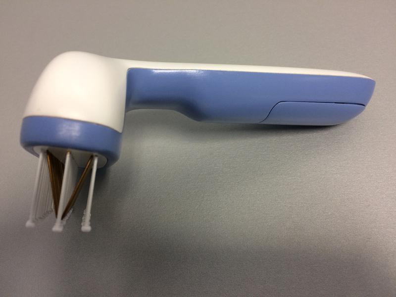 Menschen spüren die Behandlung von Kopfläusen mit dem Plasmakamm nicht, sie ist schmerzfrei.