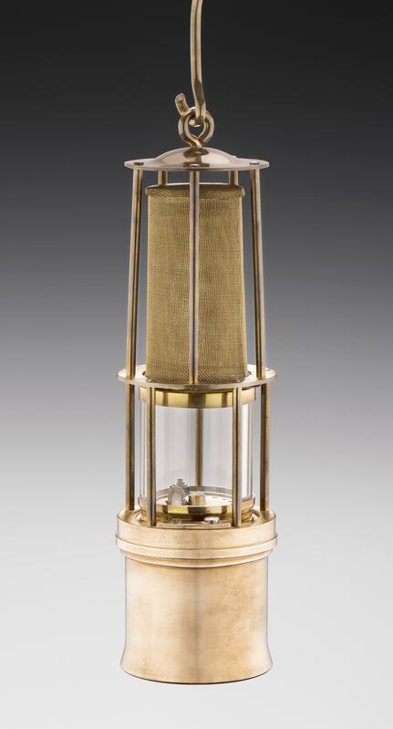 Diese  historische Grubenlampe arbeitet nach dem Prinzip der Davylampe: Das den Docht umgebende Flammsieb verhindert die Entzündung des explosiven Methan-Luft-Gemisches.