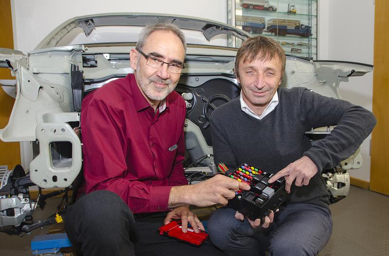 Prof. Dr. Jürgen Gebert (li.) und Prof. Götz Roderer sind die beiden neuen Stiftungsprofessoren im Masterstudiengang Bordnetzentwicklung an der Hochschule Landshut