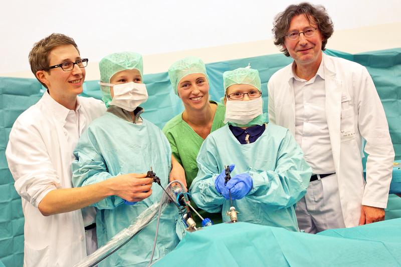 Dr. Christoph Zöller, Emilia (11), Sonja Typou vom OP-Team und Daniel (8) mit Professor Dr. Benno Ure (von links).