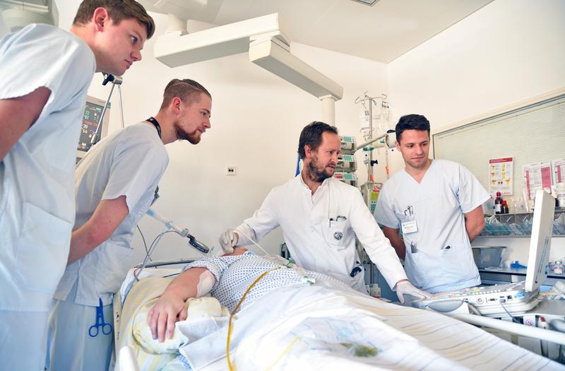 Studierende der Uni Jena wählen im reformierten Medizinstudiengang Klinik-, Ambulant- oder Forschung-orientierte Medizin. Ein Angebot der Klinik-Linie: Lernen auf der neurologischen Intensivstation.