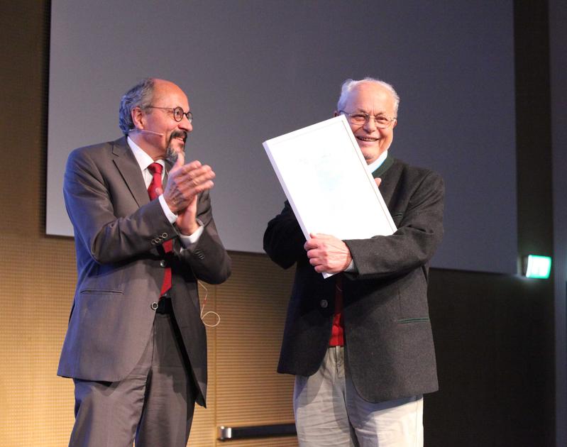 Prof. Heiko Braak mit Prof. Mathias Sturzenegger, Präsident des Preiskomitees der Annemarie Opprecht-Foundation