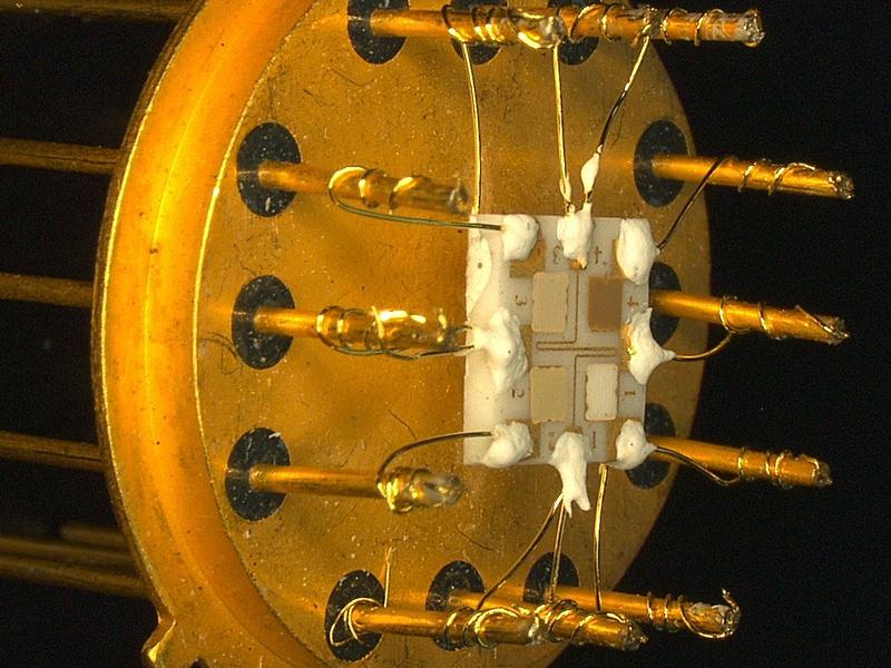 Der Sensor besteht aus vier Feldern mit unterschiedlichen Metalloxiden. Sie ändern ihren temperaturabhängigen elektrischen Widerstand bei Kontakt mit Gasen.