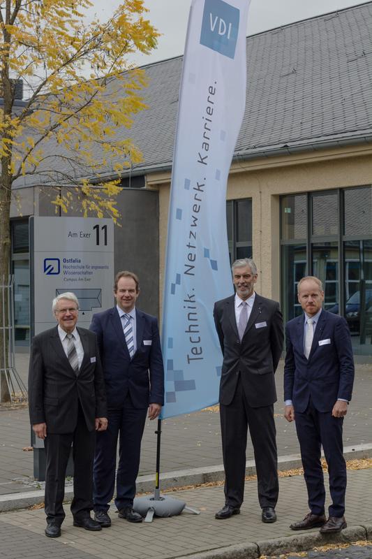 (von links): Josef Thomas (VDI Braunschweig), Prof. Dr. Gert Bikker (Ostfalia), Ralph Appel (VDI-Direktor) und Prof. Dr. Harald Bachem (VDI Braunschweig).