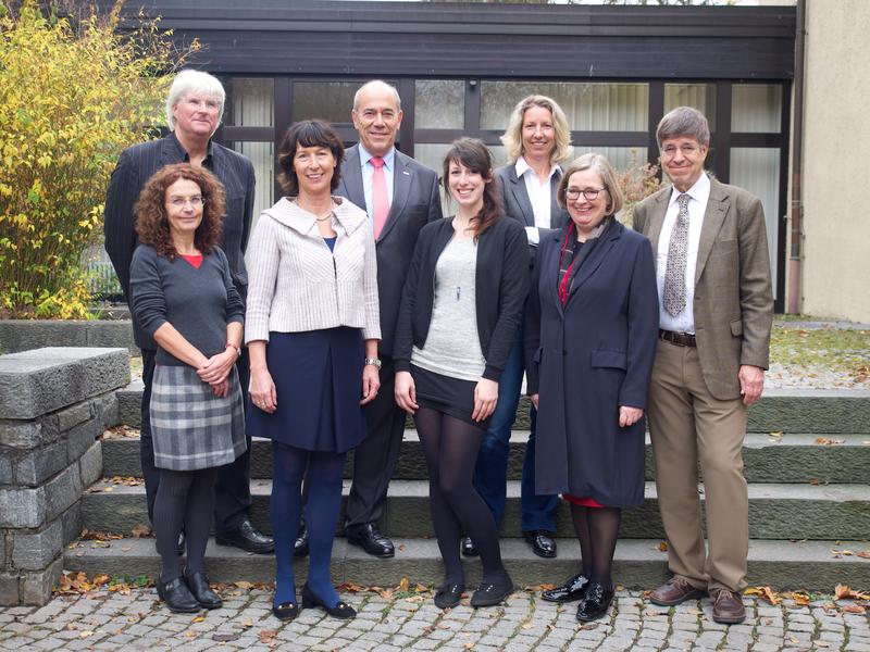 Reihe oben v.r.n.l: Dr. Thomas Nielebock, Prof. Wilhelm Rall, Dr. Dr. Saskia Biskup. Reihe Unten: Prof. Stefanie Gropper, Dr. Ingrid Hamm, Eva Maria Burk, Christiane Neumann, Prof. Heinrich Bülthoff. 