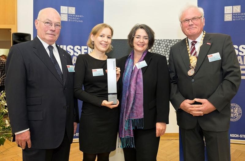 Stifter Heribert Nasch, Preisträgerin Dr. Lena Grieger, Doktormutter Prof. Daniela Hosser und Präsident Prof. Jürgen Hesselbach bei der Preisverleihung