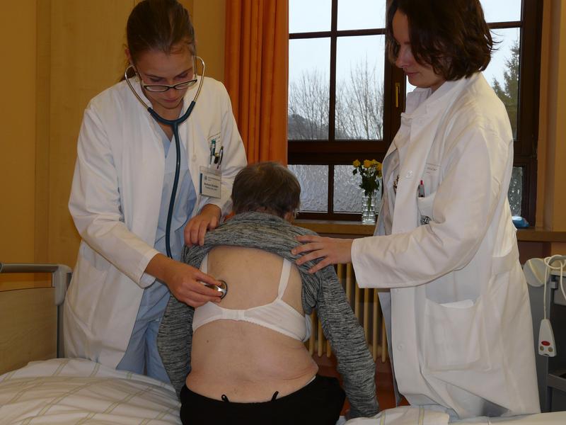 Qualitätsprojekt PJ+ der Medizinischen Fakultät Jena: Als PJ-Mentorin in der Klinik für Geriatrie unterstützt  Assistenzärztin Kristin Häseler (re.) Medizinstudentin Barbara Schaller.