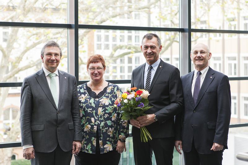 Nach der Wahl des neuen Kanzlers (v. l.): Rektor Prof. Dr. Wilhelm Schwick, Hochschulrats-Vorsitzende Angela Feuerstein, der zukünftige Kanzler Jochen Drescher und Kanzler Rolf Pohlhausen. 