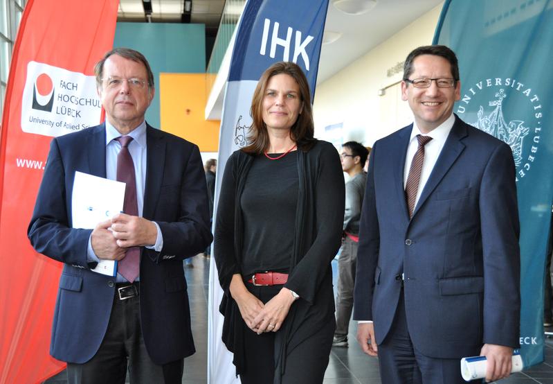 Eröffnung, v.l.: Prof. Dr. Hendrik Lehnert, Präsident der Uni Lübeck, Dr. Muriel Kim Helbig, Präsidentin der FH Lübeck und Lars Schöning, Hauptgeschäftsführer der IHK Lübeck