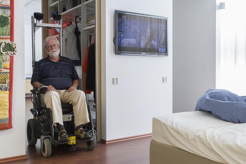 Elektrischer Rollstuhl mit Leserscanner und Navigationshilfe im Bremen Ambient Assisted Living Lab (BAALL)