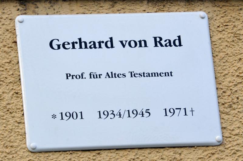 Mit dieser Tafel wird der Theologe Gerhard von Rad geehrt. 