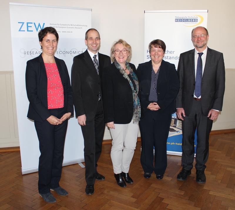 Frau Dr. Gonser (PH HD), Herrn Prof. Dr. Bonin (ZEW), Wissenschaftsministerin Bauer, Frau Prof. Dr. Berkemeier (PH HD) sowie Herrn Prof. Dr. Huneke (Rektor der PH HD)