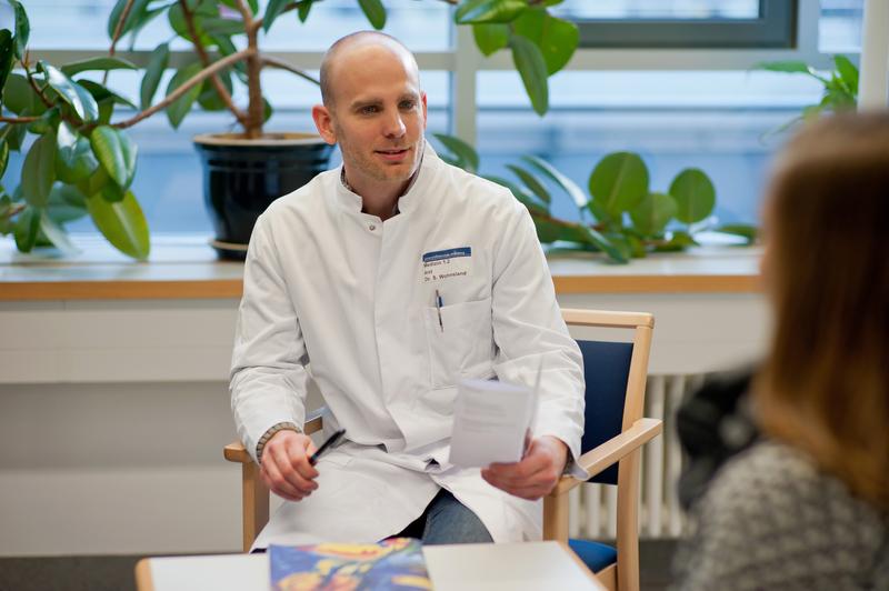 Dr. med. Sascha Wohnsland im Gespräch mit einer Patientin. 