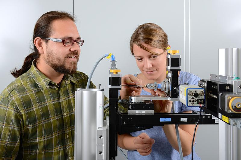 Manuel Guizar-Sicairos and Marianne Liebi worked together to investigate a piece of bone and develop the complex algorithm for the evaluation of their data.