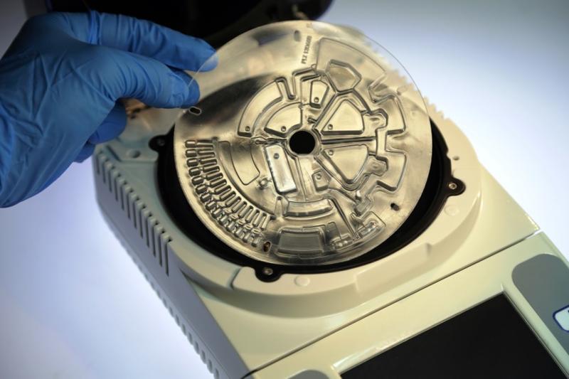 Die Kunststoffdisk wird zur Analyse in ein tragbares Gerät eingelegt