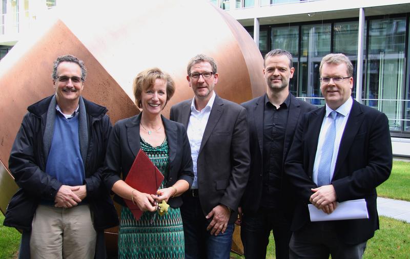 Der Vorstand des neuen RCN: (v.l.n.r.) Prof. Dr. Mark Greenlee, Prof. Dr. Inga Neumann, Prof. Dr. Christian Wetzel, Prof. Dr. Björn Brembs und Prof. Dr. Robert Weißert 