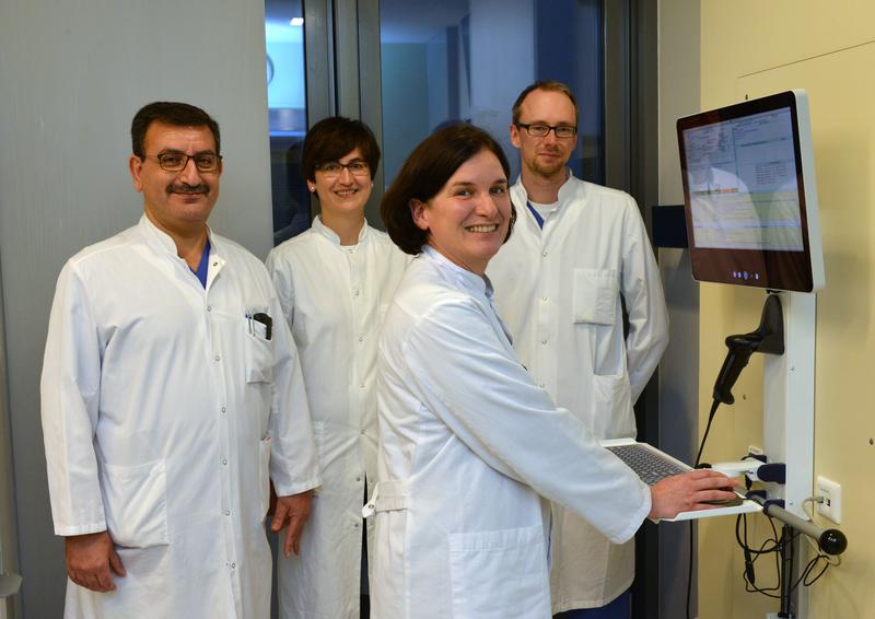 Expertenteam auf der Intensivstation: (v.l.) Oberarzt Riad Al-Khalil, Anke Möller (Leitung Apotheke), Dr. Claudia Christine Freytag (Leitung Krankenhaushygiene) und Oberarzt Dr. Christian Flottmann